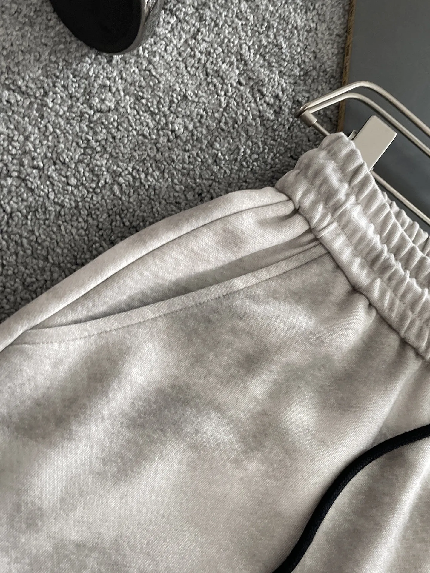 Balenciaga's three-standard complete 2026 summer New Arrival men's casual shorts, advanced custom-made Breathable fabric, Breathable fabric, extremely stretchy and comfortable, impeccable details, top-grade accessories, original logo design concept, delicate and soft feel! The upper body fit is awesome! Size: M-XXXL Please state your height and weight when ordering
